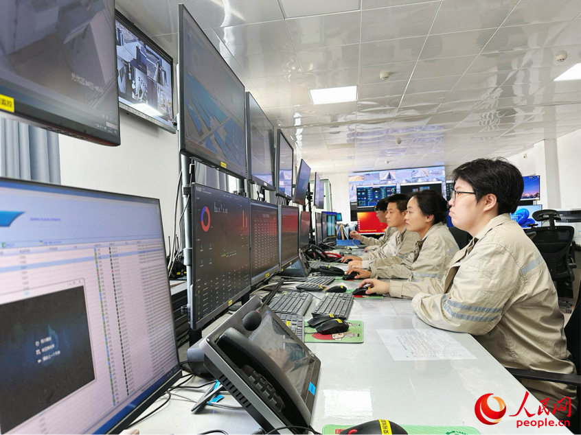 大唐昆玉光伏電站運維人員正在工作。人民網(wǎng)記者 楊睿攝