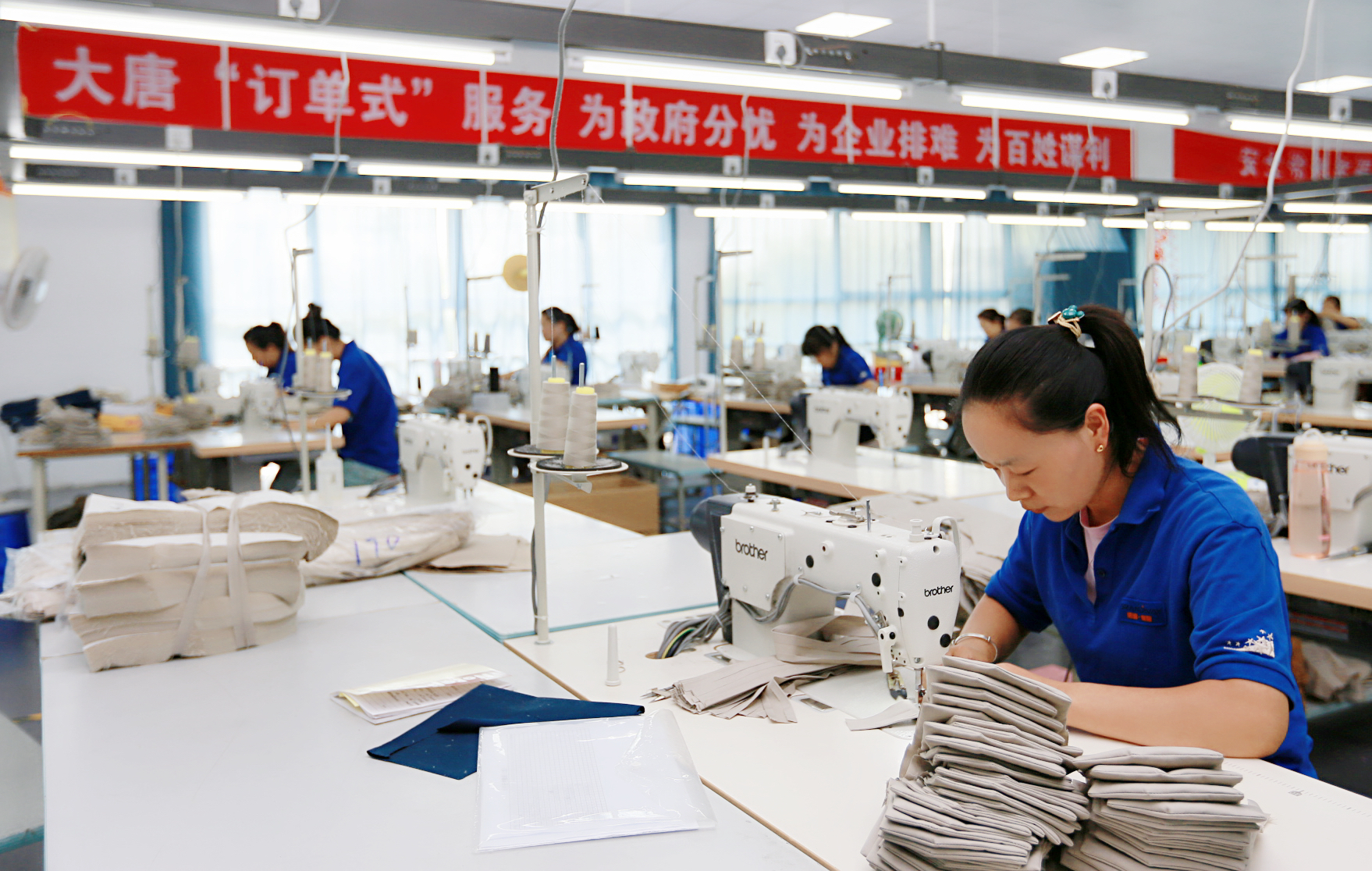 4.中國大唐引進“訂單式”扶貧企業(yè).，讓異地搬遷群眾實現(xiàn)家門口就業(yè).jpg
