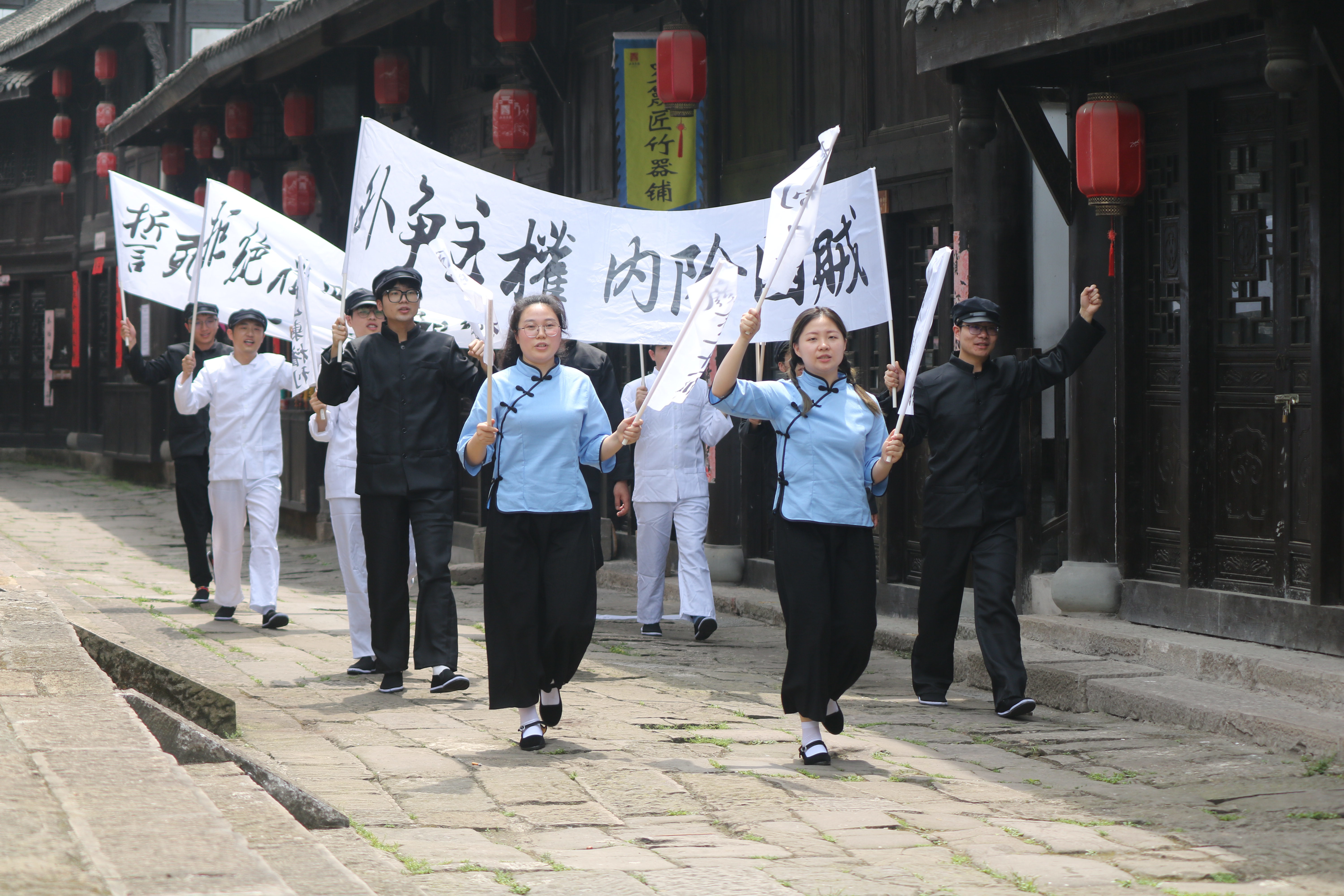 重返五四現(xiàn)場，傳承五四精神.jpg