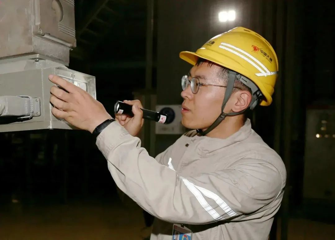 大唐王灘發(fā)電公司嚴格執(zhí)行巡檢、定期工作計劃安排，每日按照巡檢路線對各類設(shè)備進行全面巡查，出現(xiàn)異常及時處理，確保實現(xiàn)夏季大負荷期間各類問題動態(tài)清零。.jpg
