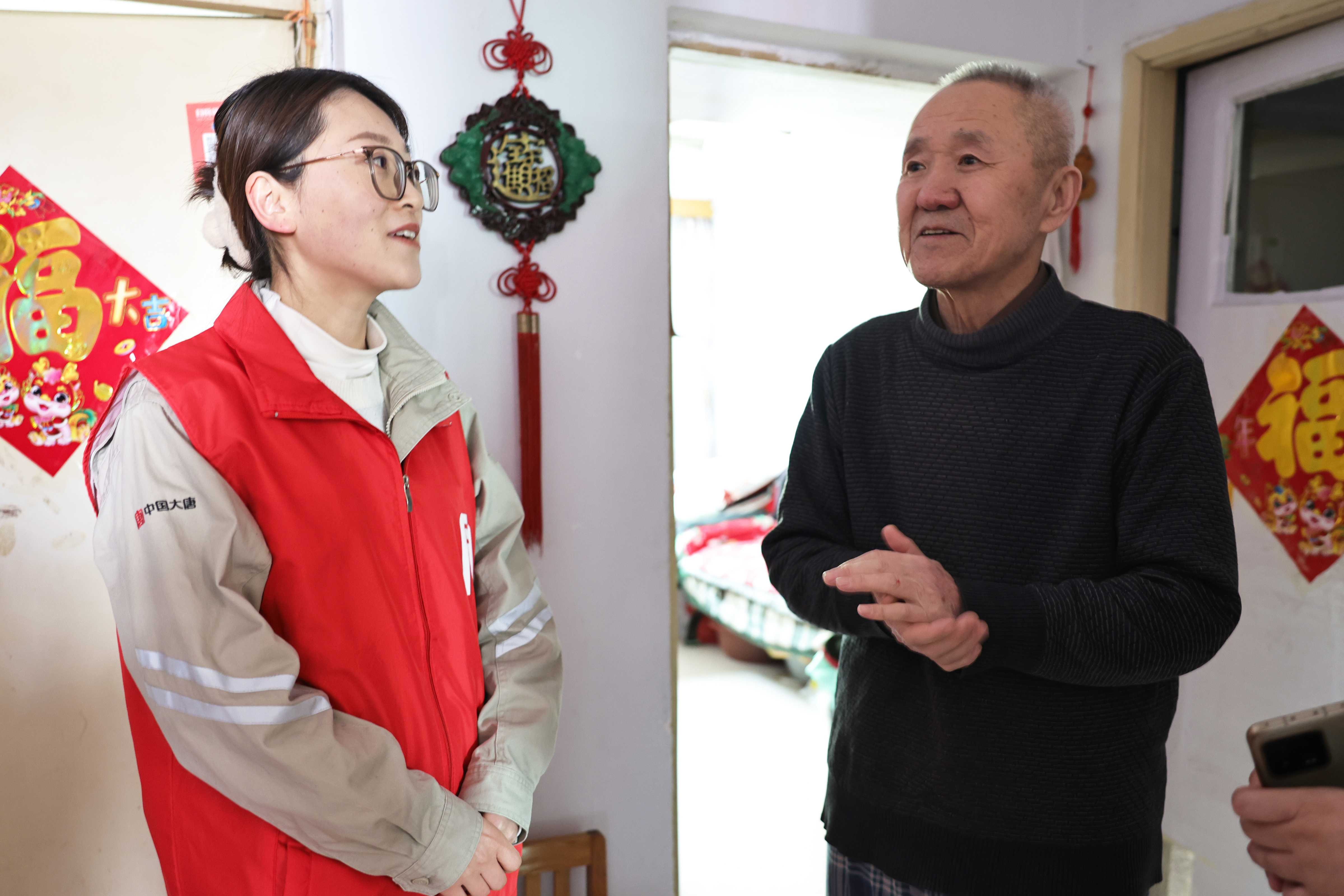 葫蘆島熱電公司走訪慰問(wèn)老黨員-3.jpg