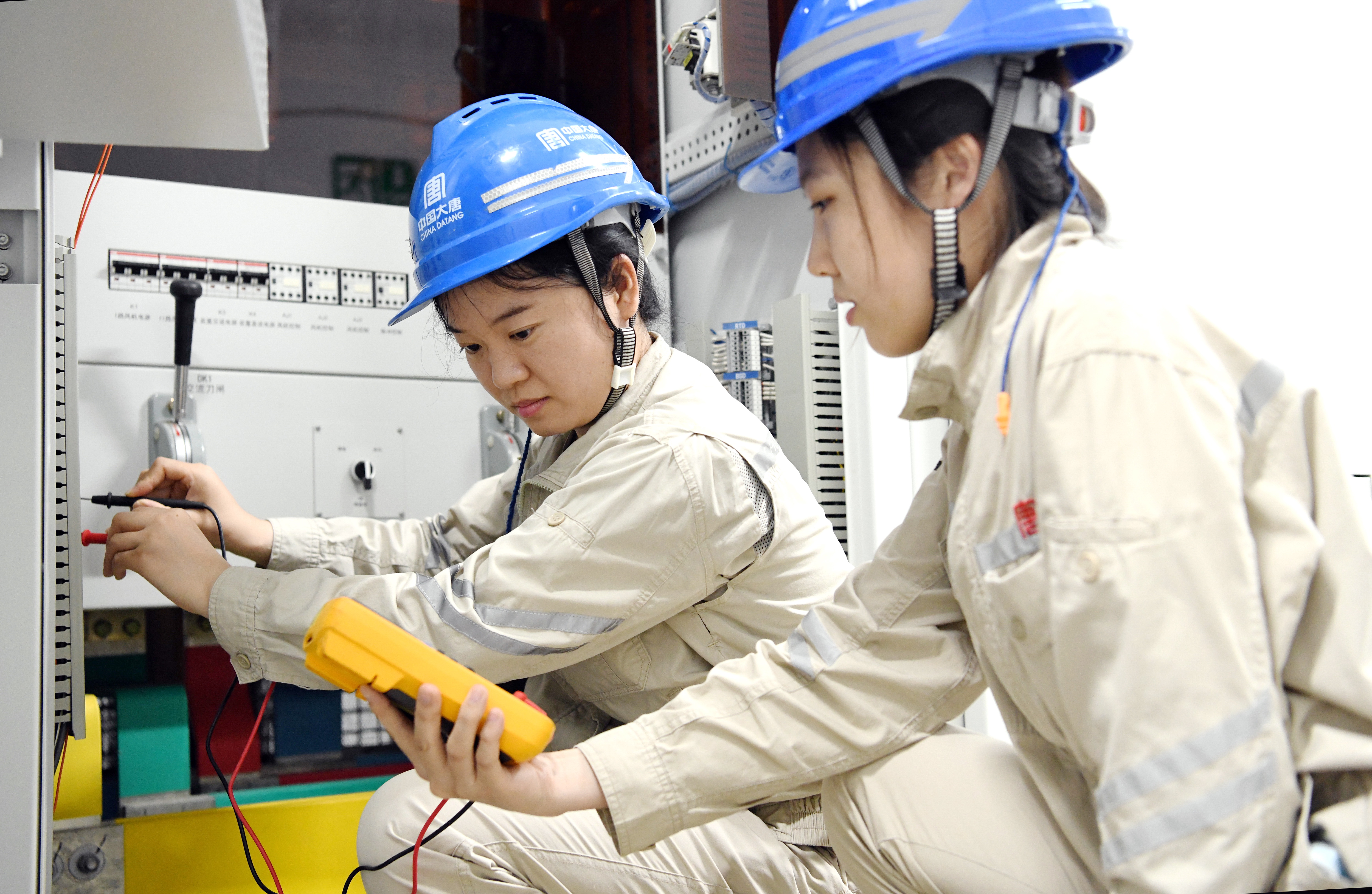 雷州發(fā)電公司設(shè)備部任佳炯（左）對(duì)設(shè)備情況進(jìn)行檢查-王朝陽(yáng).jpg