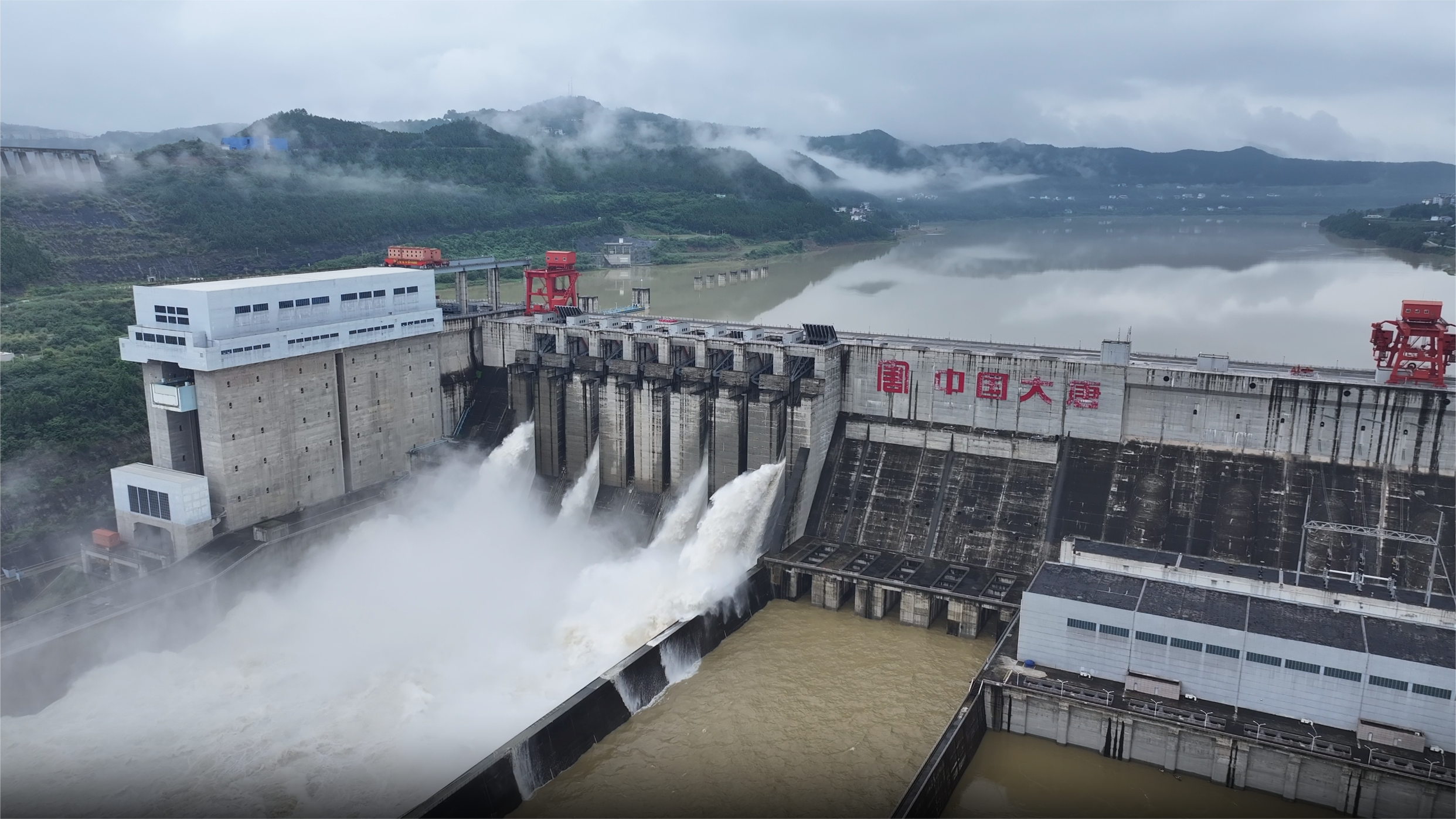 2024年7月，大唐亭子口水利樞紐泄洪場(chǎng)景。袁玉嬌攝 (2).png