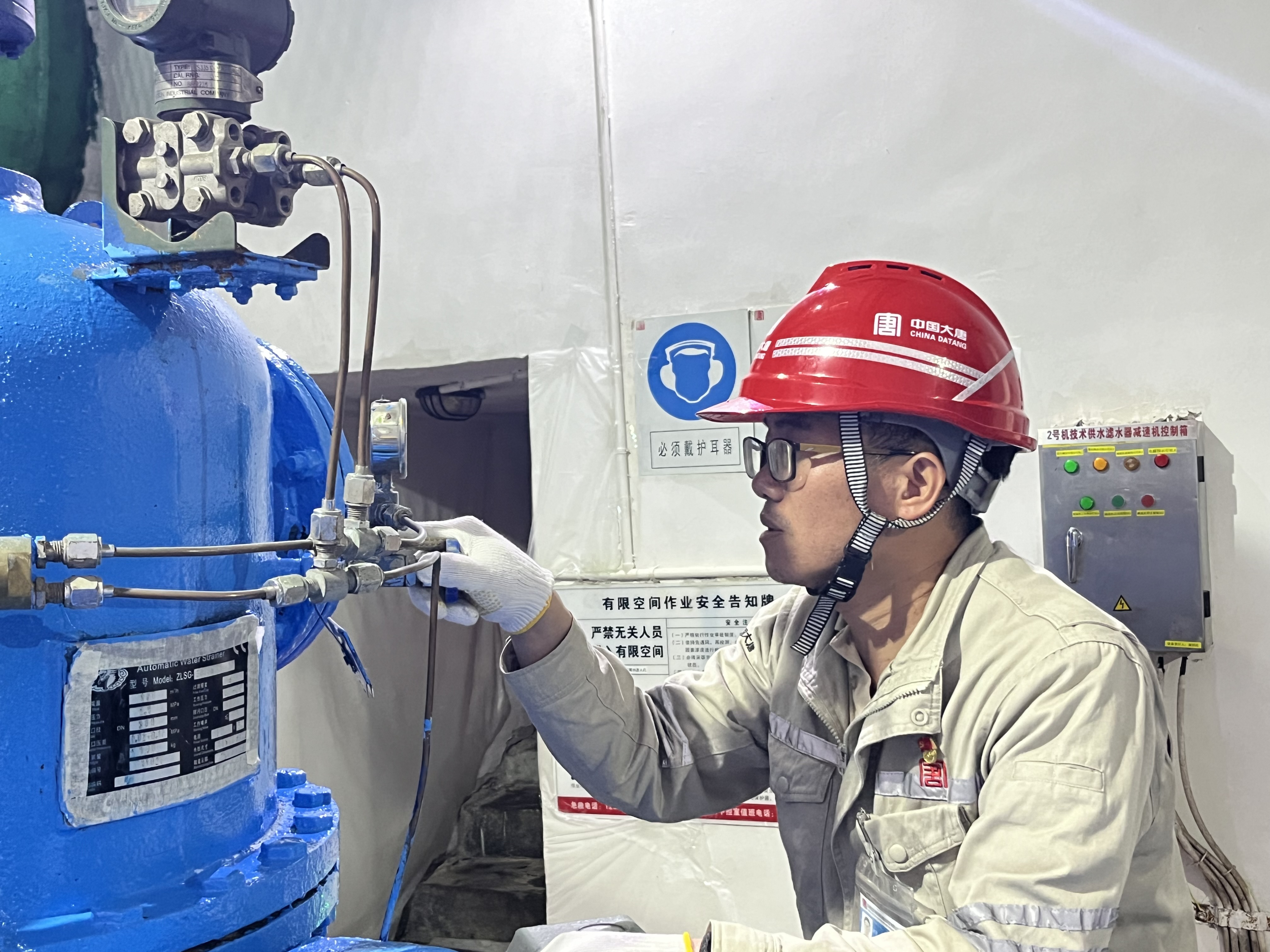 念永飛操作表計閥門，覃浩攝.jpg