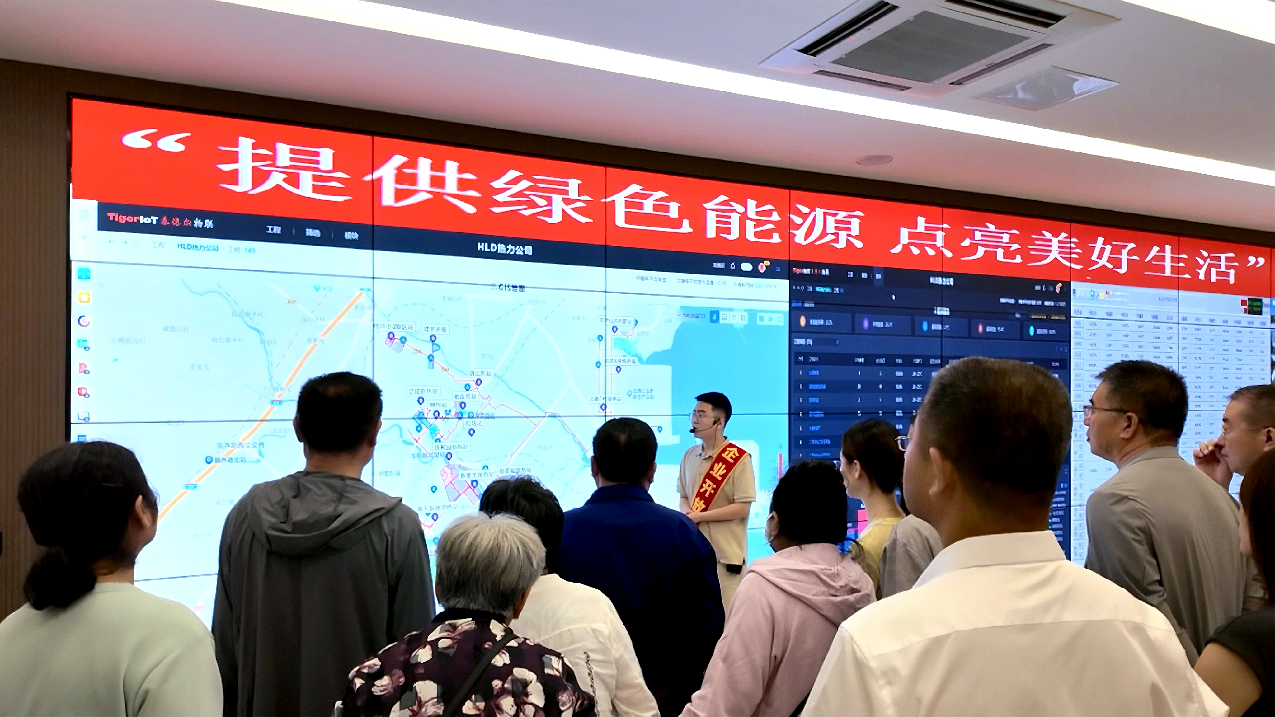 講解員在調(diào)度中心介紹智慧熱網(wǎng)建設情況.png