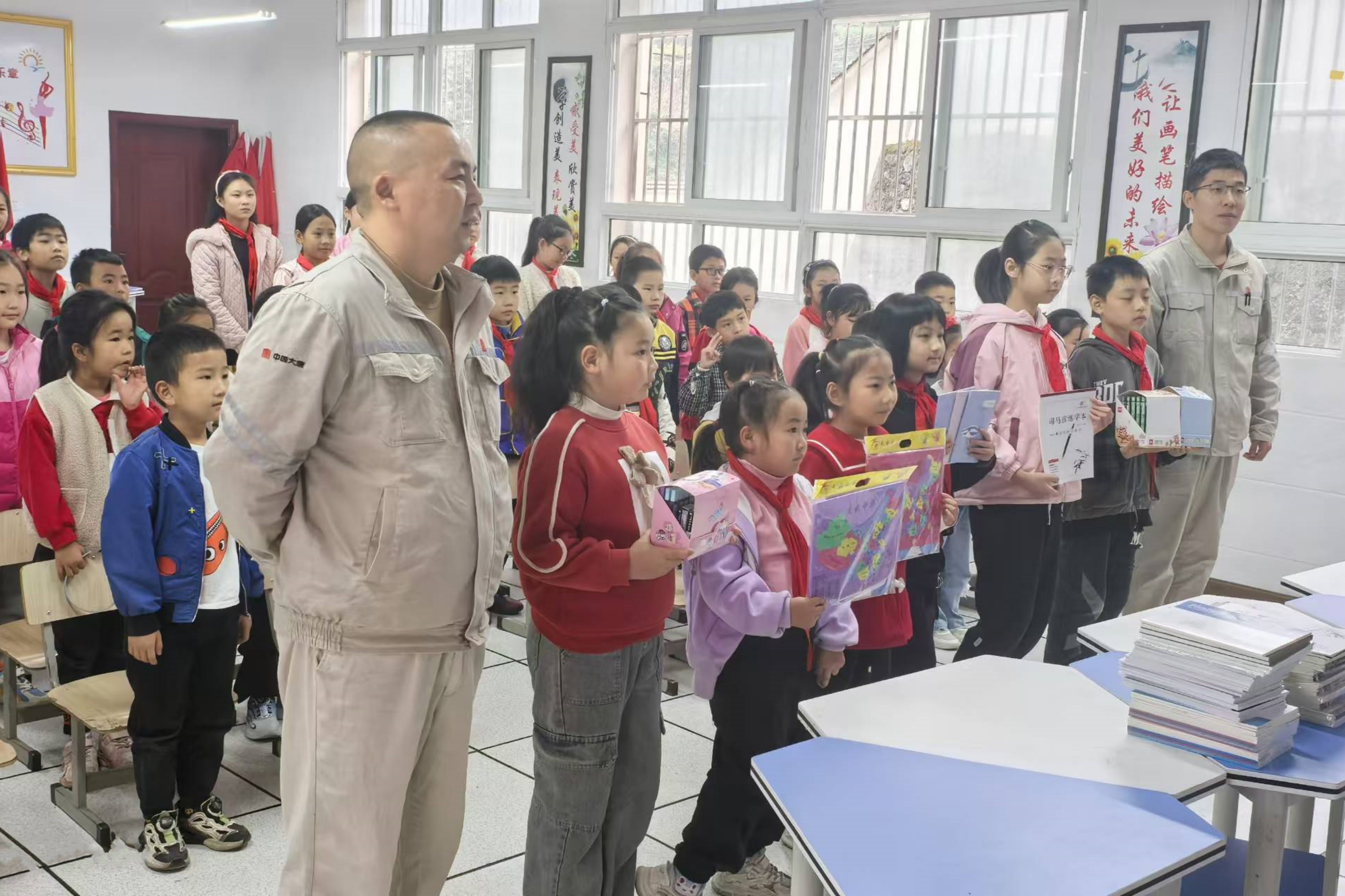 3.沿渡河公司青年志愿者為孩子們送去文具等小禮品.jpg